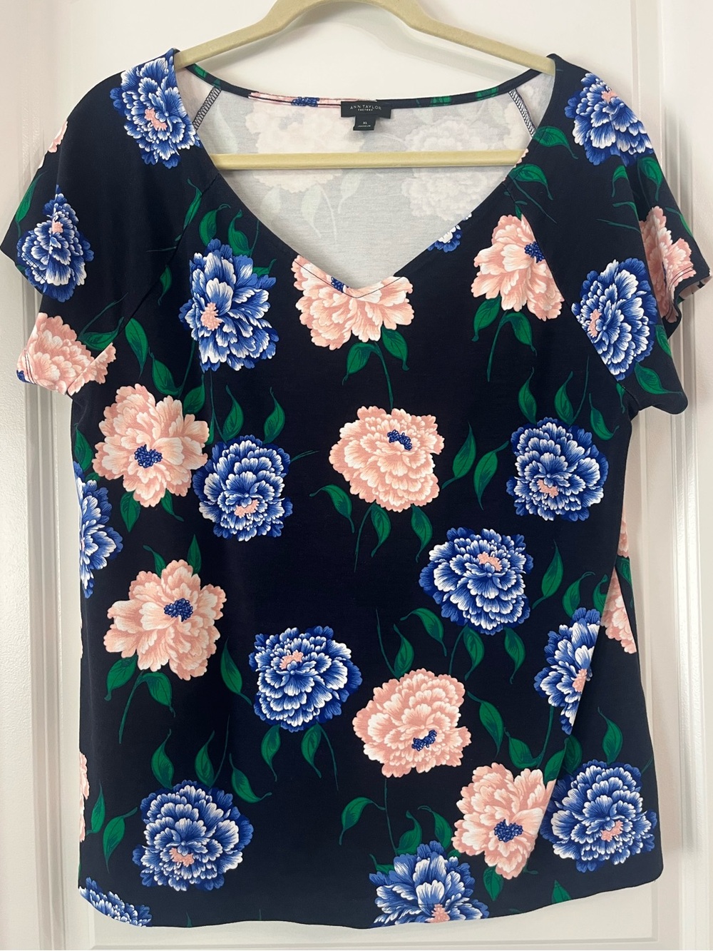 Ann Taylor Navy Floral V-Neck Top with Blue & Pink Blooms Casual Shirt Size XL